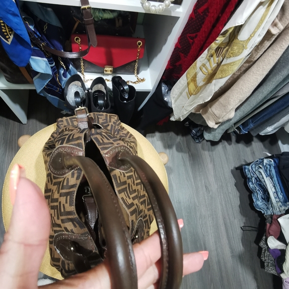 (sold)100% Authentic Fendi De Jour Large Zucca - Picture 4 of 16